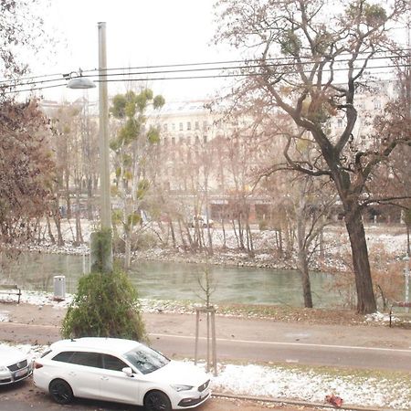 Orestaliving - On The Danube Canal Friedensbruecke Виена Екстериор снимка