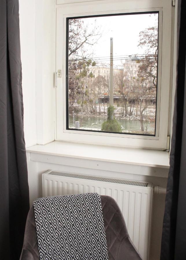 Orestaliving - On The Danube Canal Friedensbruecke Виена Екстериор снимка