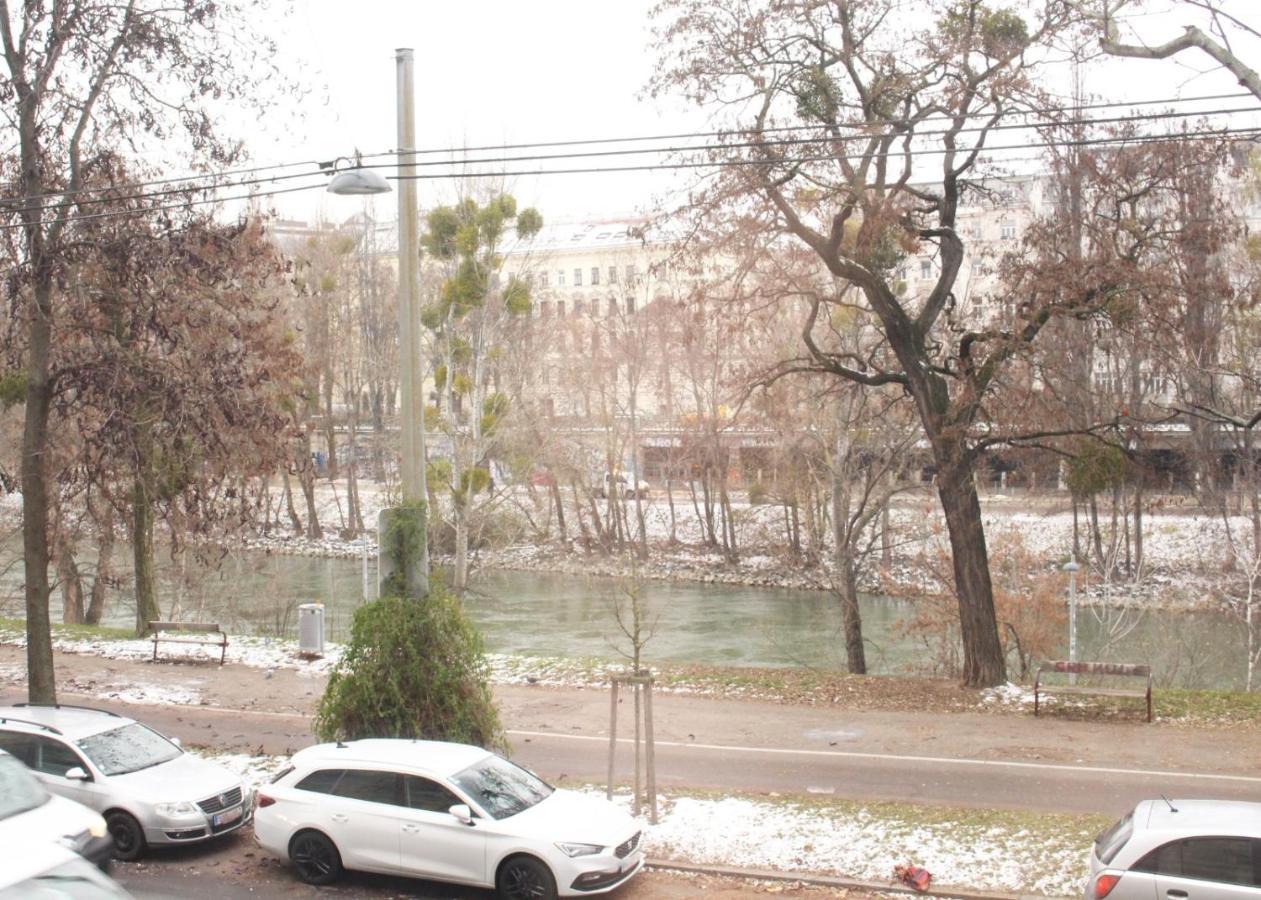 Orestaliving - On The Danube Canal Friedensbruecke Виена Екстериор снимка